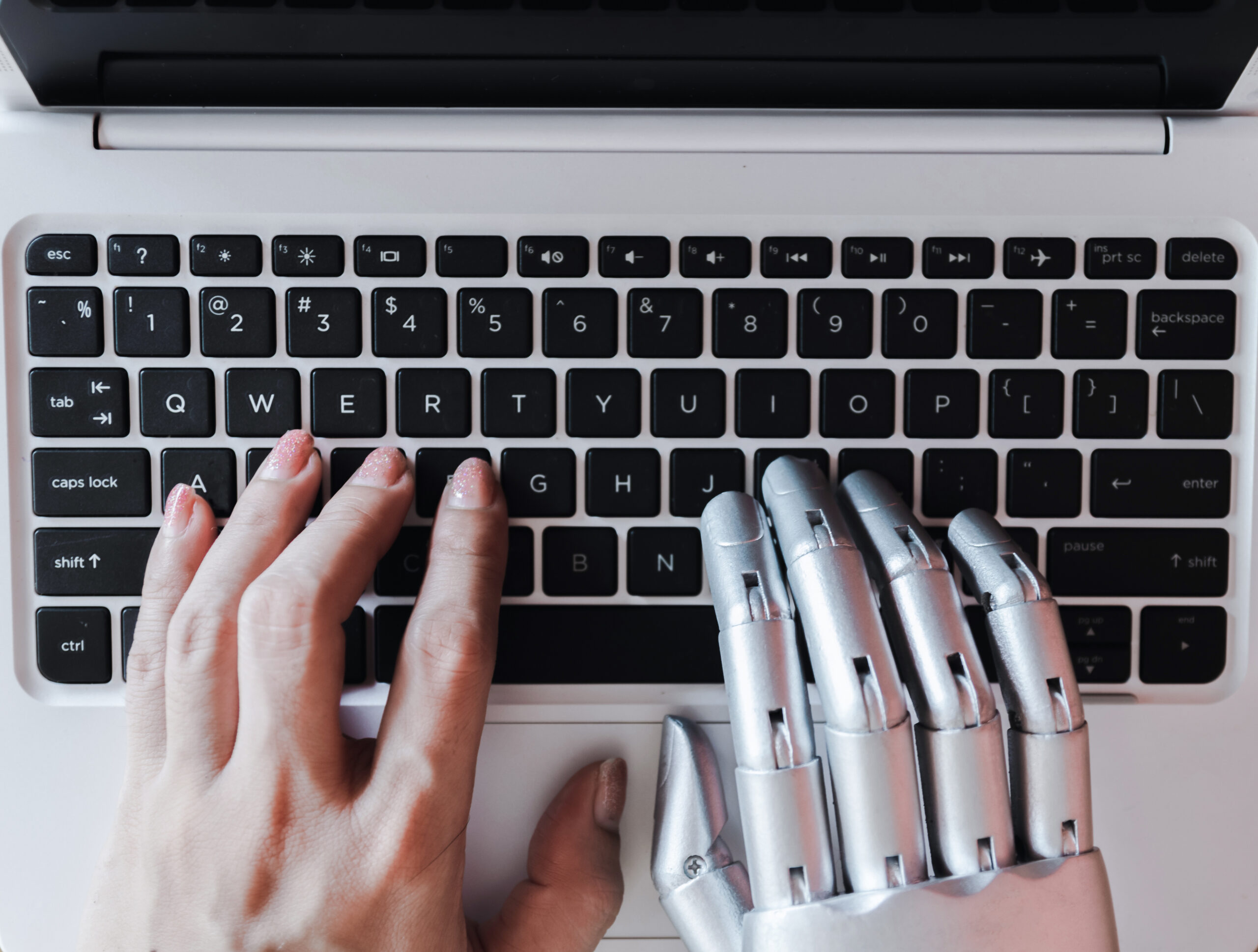 AI content vs human content – robotic hand and human hand representing content writing approaches